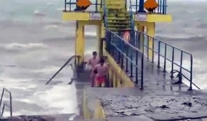 Deux inconscients sautent dans l'eau en pleine tempête