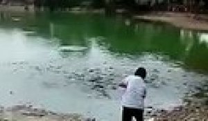 Une femme dépose de la nourriture au bord d'un lac, regardez la réaction des milliers de poissons ! Inimaginable !