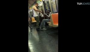 Métro de New-York : Un homme vient en aide à un sans-abri