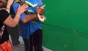 Une fille veut faire un bisou à un serpent
