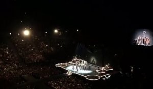 Le public Parisien chante la Marseillaise pendant le concert de Madonna - Rebel Heart Tour