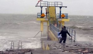 2 ados font des plongeons en pleine tempête en Irlande