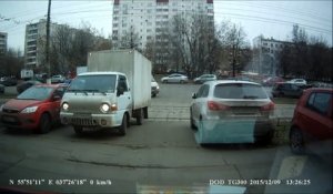 Un russe gare mal sa camionnette et va le regretter !