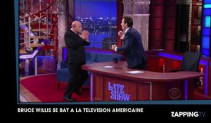 Bruce Willis se bat sur un plateau de télévision avec un présentateur, la vidéo buzz !