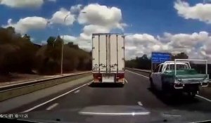 Un camion se rabat sur un 4x4