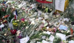 Un mois après les attentats, recueillement devant le Bataclan