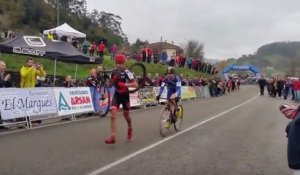 Un cycliste très fair-play laisse son concurrent gagner