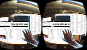 A l'aide d'un Oculus Rift, il interagit avec le bureau de son ordinateur en réalité augmenté