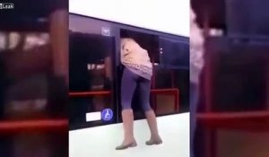 Une femme totalement idiote tente de s'échapper par la fenêtre d'un bus