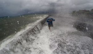 Les dégâts provoqués par le typhon Meleor aux Philippines, à travers les télés