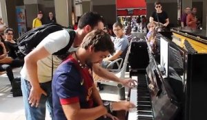 Incroyable performance avec un piano dans une gare parisienne