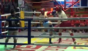 Maxime Musqua fait un combat de boxe thaï pour gagner une conso dans un bar en Thaïlande