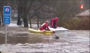 Les impressionnantes images des inondations en Angleterre, un homme frôle la mort - Regardez