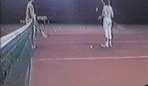 Une balle de tennis dans la tête