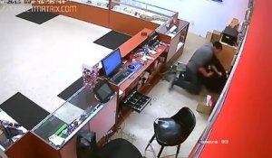 Le gérant d'un magasin récupère l'arme de son braqueur