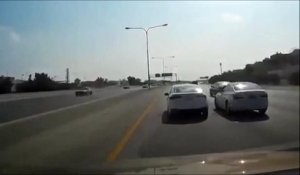 2 automobilistes en colère se foncent dedans sur l'autoroute. Road Rage qui fini mal