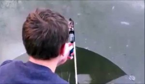 Un feu d'artifice lancé dans un lac gelé sous la glace. Magique