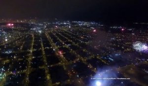 Un drone filme un feu d'artifice unique au monde tiré depuis tous les quartiers de la ville de Lima