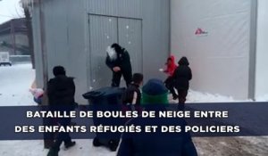 Bataille de boules de neige entre des enfants réfugiés et des policiers