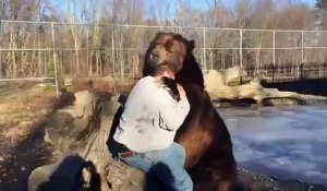 Un homme qui n'a pas froid aux yeux s'amuse avec un énorme grizzli