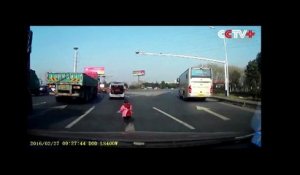 Vidéo choc : un enfant tombe de voiture en pleine circulation, le véhicule continue de rouler