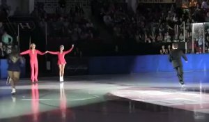 Ils sont peut-être âgés, mais ils ont toujours de l'énergie sur la glace. Admirez leur prestation !