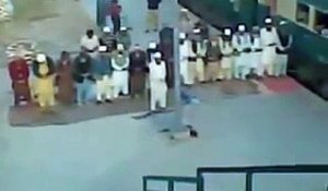 Des musulmans prient sur le quai...et ratent leur train !