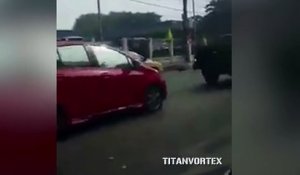 Un conducteur pas content détruit une voiture en reculant dessus avec son Pick-up.. road Rage