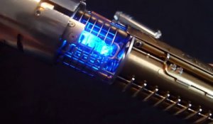 Un fan de STAR WARS réalise un sabre laser plus vrai que nature