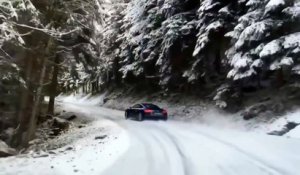 Drifter sur la neige en Audi R8