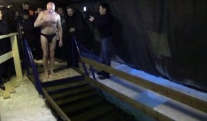 Un bain glacé en pleine Sibérie pour l'Épiphanie