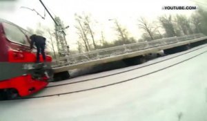 Un russe ski, tiré par un train. Dingue
