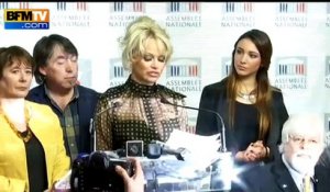 Gavage des volailles: Pamela Anderson à l'Assemblée pour dénoncer "une industrie cruelle"
