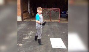 Un gamin éclate une vitre en jouant au Street Hockey... Et son père se moque de lui