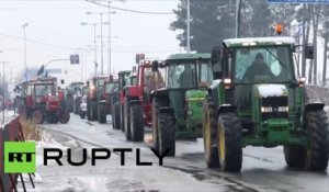 Grèce : des milliers de tracteurs bloquent les routes pour protester contre les réformes