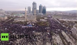 Images filmées par drone d’une énorme manifestation de soutien au dirigeant tchétchène