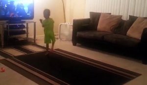Un petit enfant maîtrise tous les pas de danse de Michael Jackson