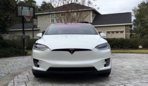 La voiture Tesla Model X P90D vient du futur