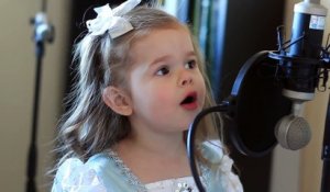 Une petite fille chante le thème de la Petite Sirène. Adorable