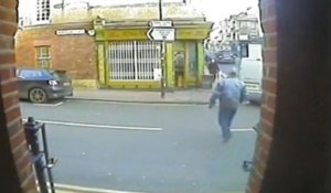 Un chauffard est recherché par la police anglaise après avoir renversé violemment un piéton