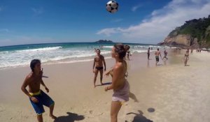 Un chien surdoué de la balle jongle avec des brésiliens
