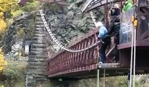 Une mamie s'offre un saut à l'élastique pour sa 91 ème année