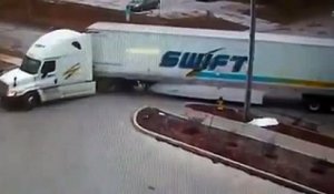 Un chauffeur de camion écrase une bouche d'incendie et essaie de la remettre en place