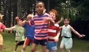 En manque de buzz, internet se moque d'une vidéo de 1989 avec un enfant qui joue du kazoo
