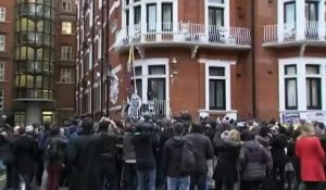 Julian Assange crie victoire sur le balcon de l'ambassade d'Equateur, à Londres