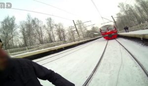 En Russie, un homme s'accroche à un train pour faire du ski