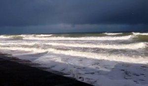 La tempête crée des creux de plusieurs mètres à Bernières-sur-Mer