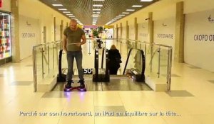 Perché sur son hoverboard, un iPad en équilibre sur la tête !