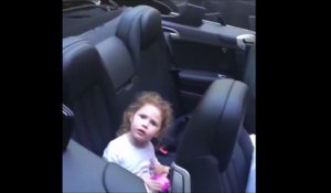 Un papa cruel fait peur à sa fille en refermant le toit ouvrant de la voiture... Tu vas te faire manger!!!!