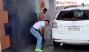 Regis nettoie sa voiture dans une station de lavage auto